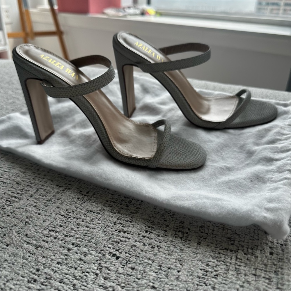 Azalea Wang stiletto heel textured in silver grey size 8.5